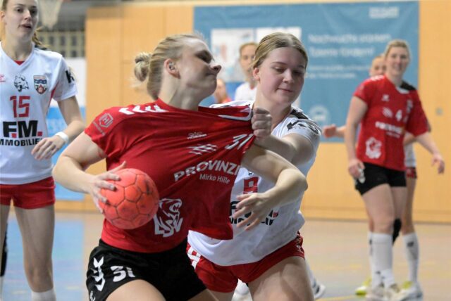 Antonia Kreisel wird am Trikot gezogen.