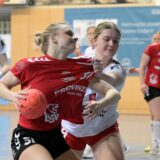 Antonia Kreisel wird am Trikot gezogen.