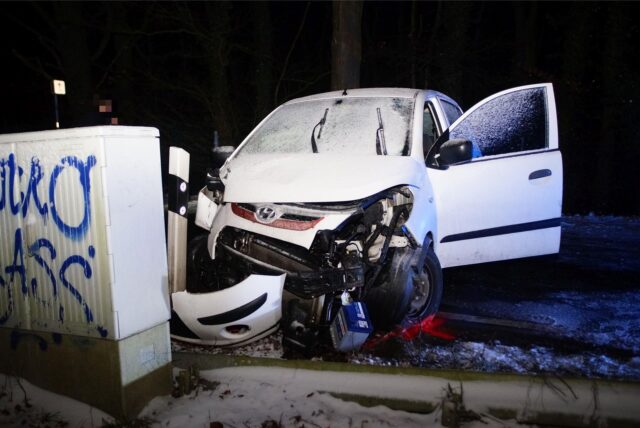 Bei einem Unfall am 13.2. in Unna ist dieses Auto gegen einen Baum gefahren und dann vor diesem grauen Kasten stehen geblieben.