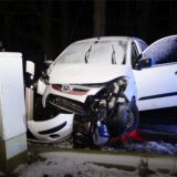 Bei einem Unfall am 13.2. in Unna ist dieses Auto gegen einen Baum gefahren und dann vor diesem grauen Kasten stehen geblieben.