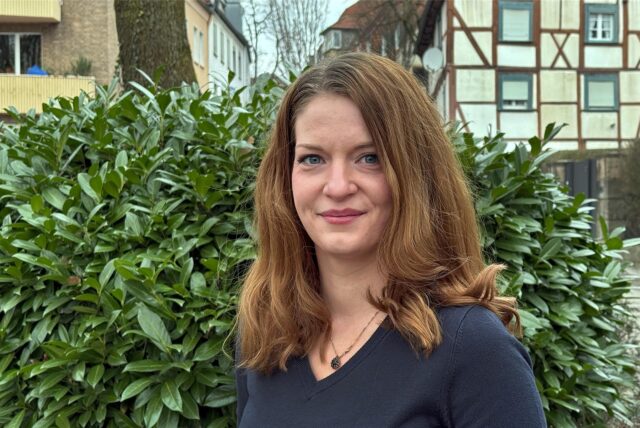 Lea Emler von der Partei Volt steht auf dem Gehweg der Wasserstraße in Unna.