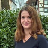 Lea Emler von der Partei Volt steht auf dem Gehweg der Wasserstraße in Unna.