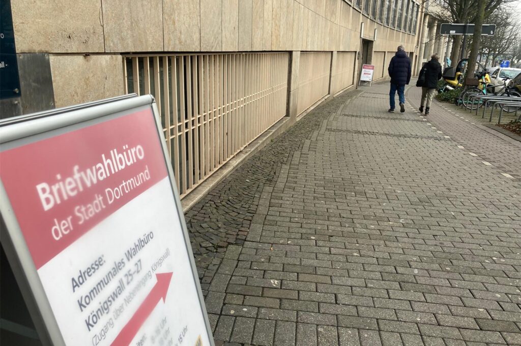 Ein Hinweisschild zum Briefwahlbüro am Königswall in Dortmund. 