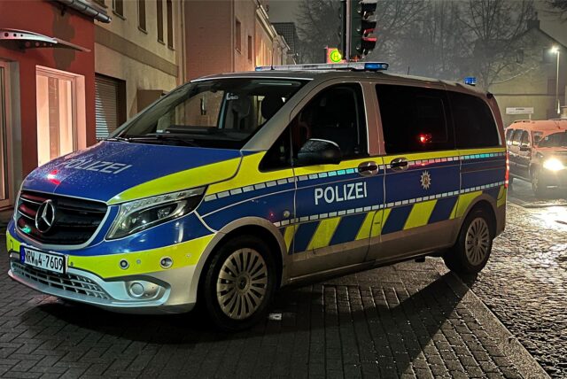 Ein Streifenwagen an der Einsatzstelle an der Massener Straße: Anzeige wegen Körperverletzung geschrieben.