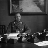 Wilhelm Schepmann in SA-Uniform als Polizeipräsident an seinem Schreibtisch.