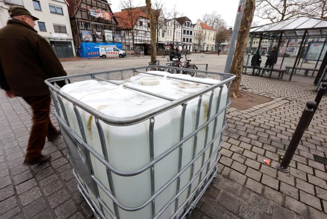 Ein Wassercontainer dient am Alten Markt in Kamen als Sicherheitssperre.
