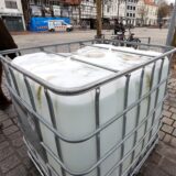 Ein Wassercontainer dient am Alten Markt in Kamen als Sicherheitssperre.