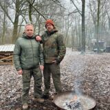 Marco Hoffmann (links) und Jörg Treczak stehen im Wald.