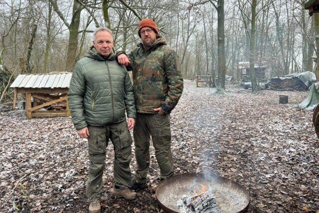 Marco Hoffmann (links) und Jörg Treczak stehen im Wald.