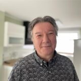 Der ehemalige Unternehmer André Klimmek steht in seiner Küche in Lütgendortmund.