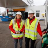 Shell-Tankstellenbetreiberin Susanne Rauxel (rechts) hält eine Zapfsäule fest. Neben ihr steht Shell-Bezirksleiterin Madeleine Wittchen. Die Shell-Tankstelle in Bergkamen wird wochenlang umgebaut.