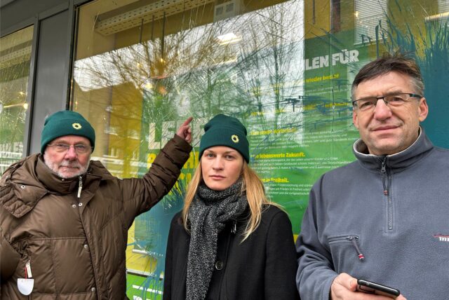 Rainer Hotz zeigt auf ein Loch in der Schaufensterscheibe der Geschäftsstelle der Grünen in Werne. Esther Schüttpelz, und Andreas Drohmann (von links) stehen neben ihm.