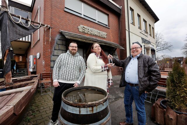Pascal Ludwig, Regina Maschewski und Immobilienbesitzer Norbert Wagner (von links) stehen vor dem Thorheim in Bergkamen. Wagner übergibt die Schlüssel an die neuen Pächter.