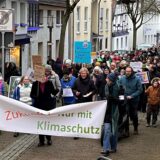 Klimastreik in Unna: Am 14.2. gab es zunächst eine Kundgebung am Rathaus, dann zogen Demonstranten durch die Innenstadt.