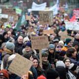 Demonstranten mit Schildern und Plakaten auf einer Demo für mehr Klimaschutz.