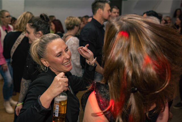 Auf der Retro-Party im Kühlschiff wurde wild zu den Hits der 90er-Jahre getanzt.