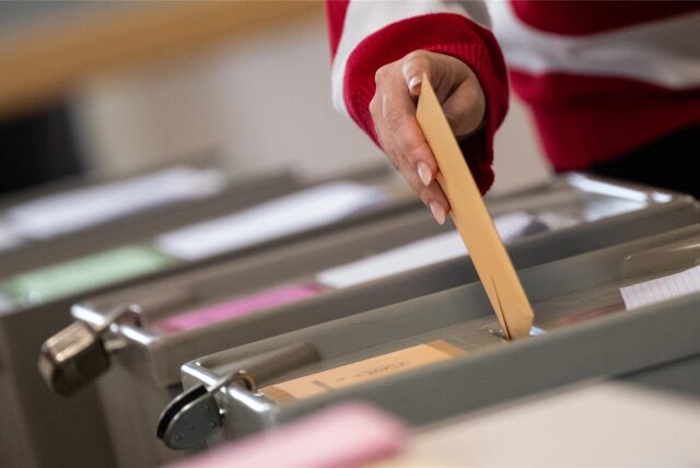 Wählen für die Bundestagswahl – und danach ein frisch gezapftes Frei-Pils: Das gibt es in Duisburg. (Symbolbild)