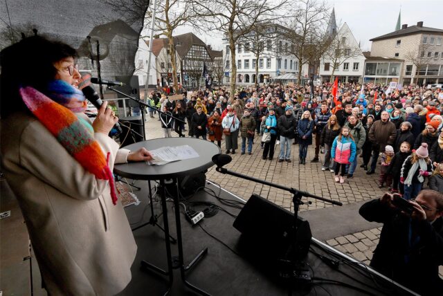 Elke Kappen spricht auf der Bühne, ihr Blick ist in Publikum gerichtet.