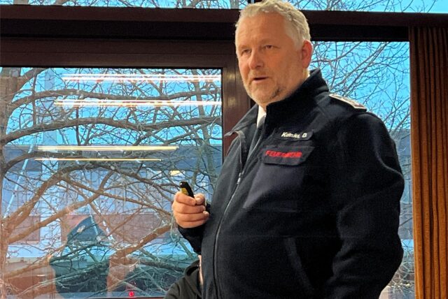 Dirk Kemke steht im Ratstrakt im Saal 1 vor einem Fenster.