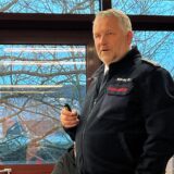 Dirk Kemke steht im Ratstrakt im Saal 1 vor einem Fenster.