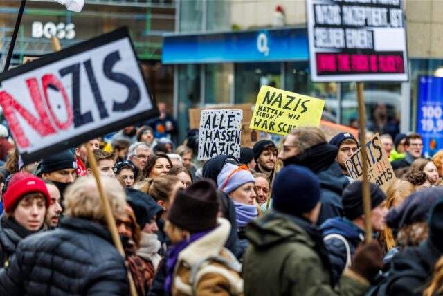 Tausende Menschen haben am 15.02. gegen die AfD demonstriert.