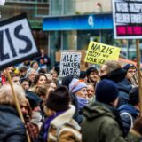 Tausende Menschen haben am 15.02. gegen die AfD demonstriert.