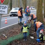 Freiwillige Helfer und Schulkinder der Waldschule Cappenberg bauen einen Zaun