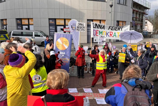 Mit Tänzen, Liedern und Reden machten Demonstranten am Samstag (15.2.) in Unna Stimmung für Demokratie.