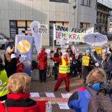 Mit Tänzen, Liedern und Reden machten Demonstranten am Samstag (15.2.) in Unna Stimmung für Demokratie.