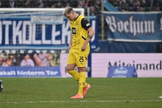 Niklas Süle schaut auf den Boden.