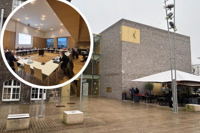 Das Rat- und Bürgerhaus in Holzwickede. Im Emschersaal fand am 13. Februar fand die 22. Sitzung des Haupt-, Finanz- und Personalausschusses statt.
