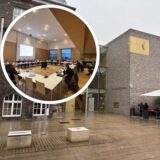 Das Rat- und Bürgerhaus in Holzwickede. Im Emschersaal fand am 13. Februar fand die 22. Sitzung des Haupt-, Finanz- und Personalausschusses statt.