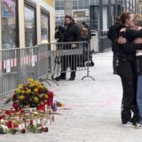 Trauernde Personen umarmen sich.