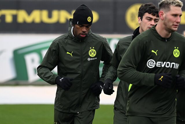 Carney Chukwuemeka schaut auf den Boden.
