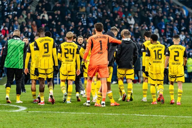 Die BVB-Spieler verlassen den Platz.