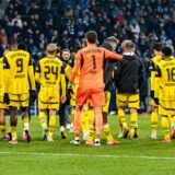 Die BVB-Spieler verlassen den Platz.