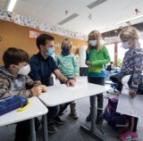 Montage: Links Schüler in der Pandemie, rechts Lars Wollny, Schulleiter des Städtischen Gymnasiums in Kamen.