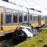 Ein zerstörter Mercedes liegt neben einer Regionalbahn. Beim Zusammenstoß eines Zuges mit einem Auto an einem Bahnübergang in Moers-Repelen wurde der Autofahrer lebensgefährlich verletzt.