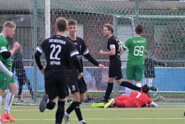 Spieler des TuS Westfalia Wethmar jubeln.