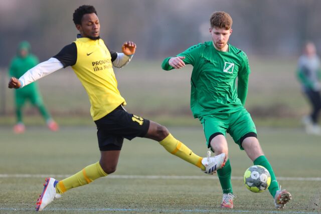 Zweikampf zwischen Spielern von SV Langschede und GS Cappenberg.