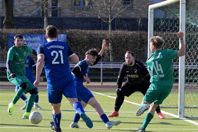 Viele Spieler im Strafraum.