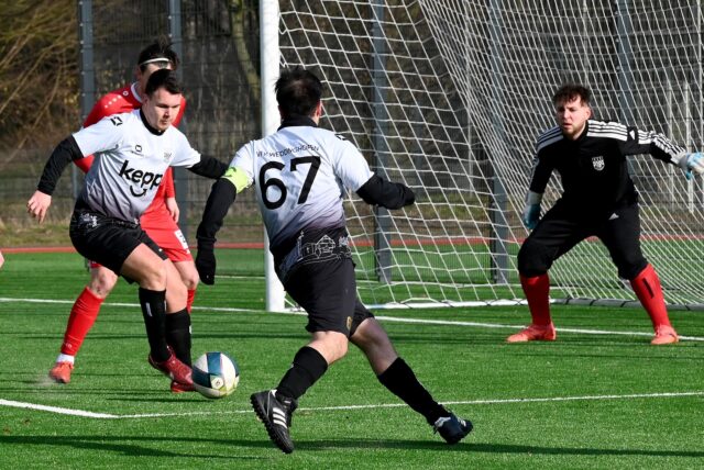 Der VfK Weddinghofen ging gegen den TuS Uentrop unter. Keeper Erik Lenschmidt (r.) musste 13 Gegentreffer hinnehmen.