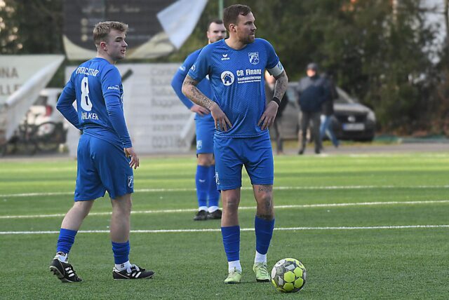 Jonas Pöhlker (l.) und Kevin Großkreutz beim Freistoß.