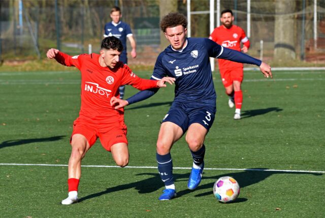 Eren Özat im Zweiakmpf mit Stevan Tasic
