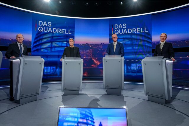 Bundeskanzler Olaf Scholz (l-r, SPD), Robert Habeck (Bündnis 90/Die Grünen), Bundesminister für Wirtschaft und Klimaschutz, Friedrich Merz, Unions Kanzlerkandidat und CDU Bundesvorsitzender, und Alice Weidel, Fraktionsvorsitzende der AfD, nehmen am „Quadrell“ der TV Diskussion zum Bundestagswahlkampf im Studio teil.