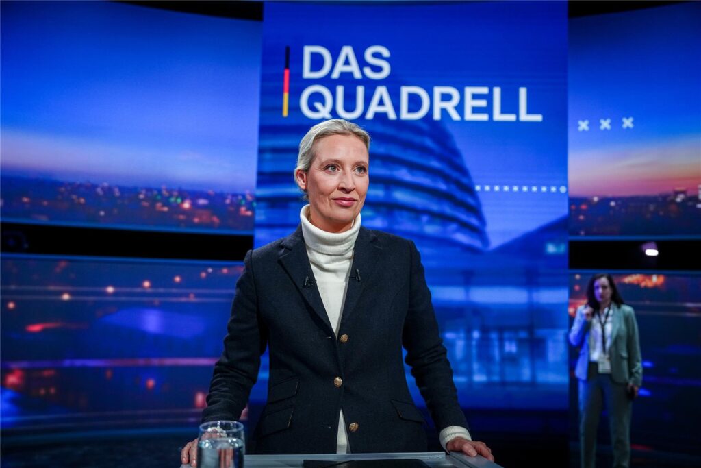 Alice Weidel, AfD-Kanzlerkandidatin, Fraktionsvorsitzende und Parteivorsitzende der AfD, steht beim Alice Weidel, AfD-Kanzlerkandidatin, Fraktionsvorsitzende und Parteivorsitzende der AfD, steht beim