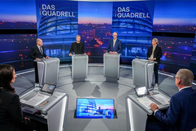 Bundeskanzler Olaf Scholz (SPD), Robert Habeck (Bündnis 90/Die Grünen), Friedrich Merz und Alice Weidel (AfD), nehmen am „Quadrell“ der TV Diskussion zum Bundestagswahlkampf im Studio teil.