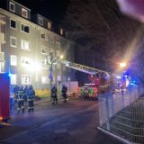 Einsatzkräfte der Feuerwehr mit einem Drehleiterwagen an einem Mehrfamilienhaus Carl-Holtschneider-Straße in der Dortmunder Nordstadt