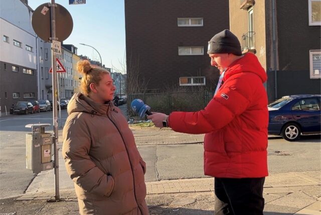 Reporter Tim Hübbertz interviewt eine Frau in der Dortmunder Nordstadt