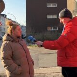 Reporter Tim Hübbertz interviewt eine Frau in der Dortmunder Nordstadt
